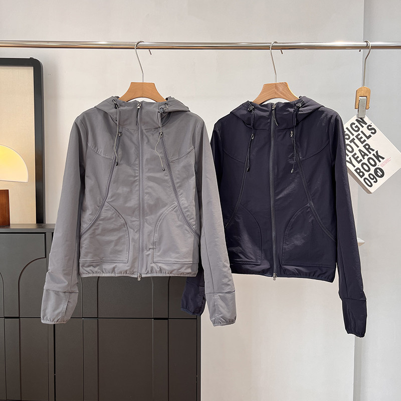 户外轻行者！轻防泼水立裁人鱼分割小个子连帽冲锋衣夹克外套女秋