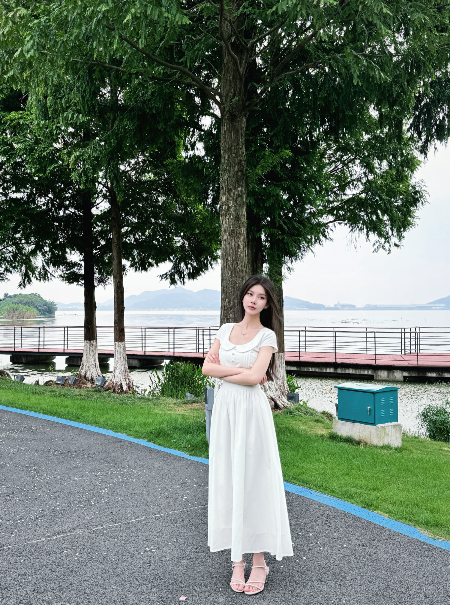月鱼里「白茶少女」气质法式温柔淑女娃娃领收腰连衣裙小白裙长裙