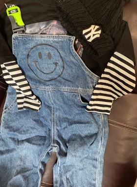 麦哈派笑脸牛仔收口背带裤条纹袖子假两件黑色上衣套装潮可爱中性