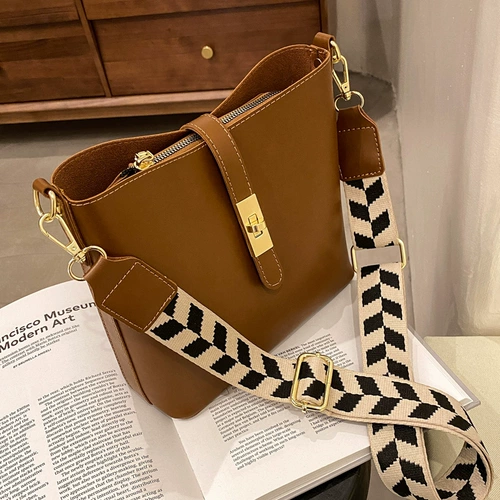 Небольшая небольшая сумка, сумка через плечо, модное летнее универсальное ведро, коллекция 2023, тренд сезона