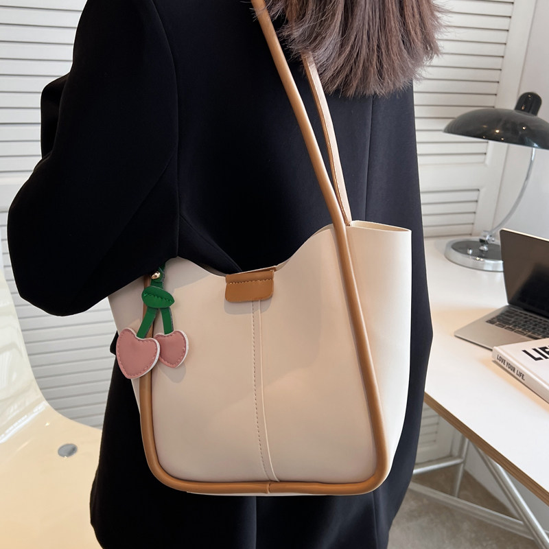 上新高级质感小包包女2022新款洋气百搭网红单肩包夏季时尚腋下包