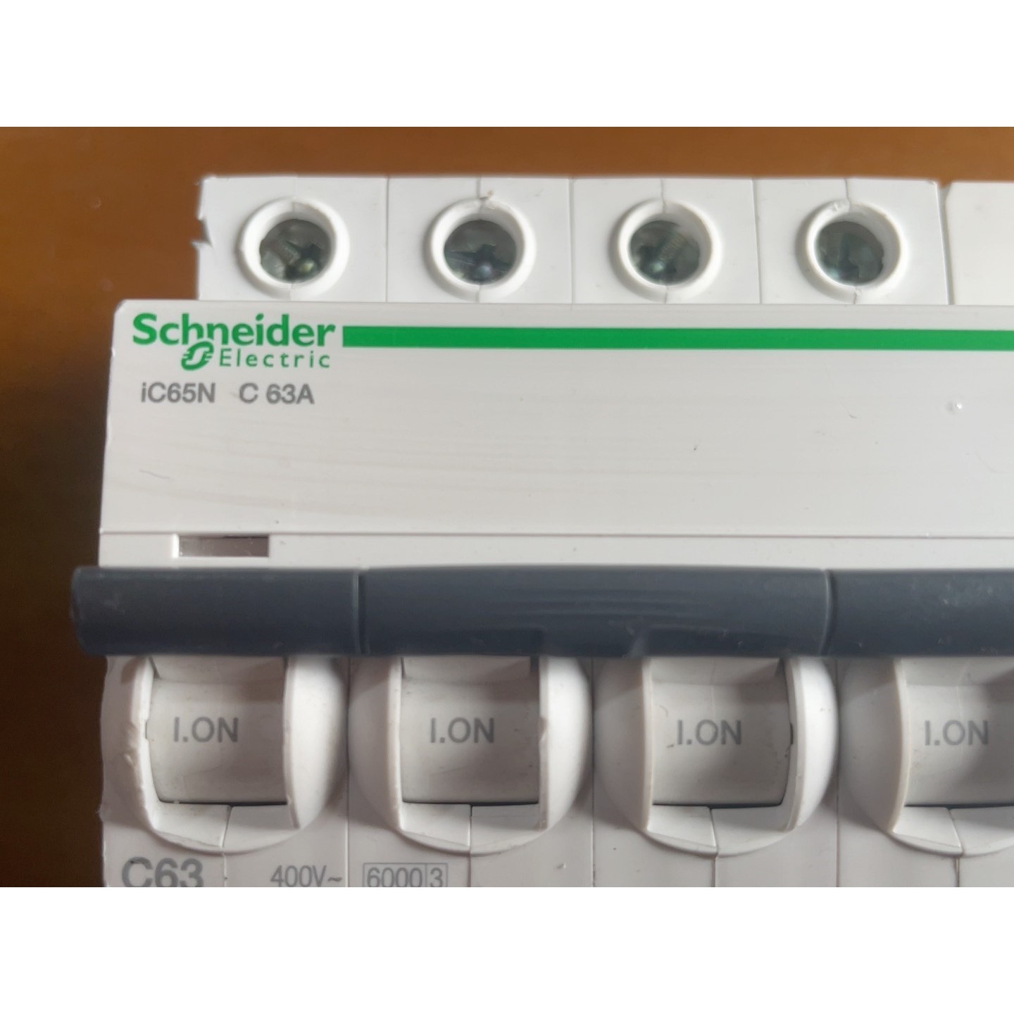 施耐德 施耐德漏电保护断路器IC65N 4P63A 成色如 议价 维修