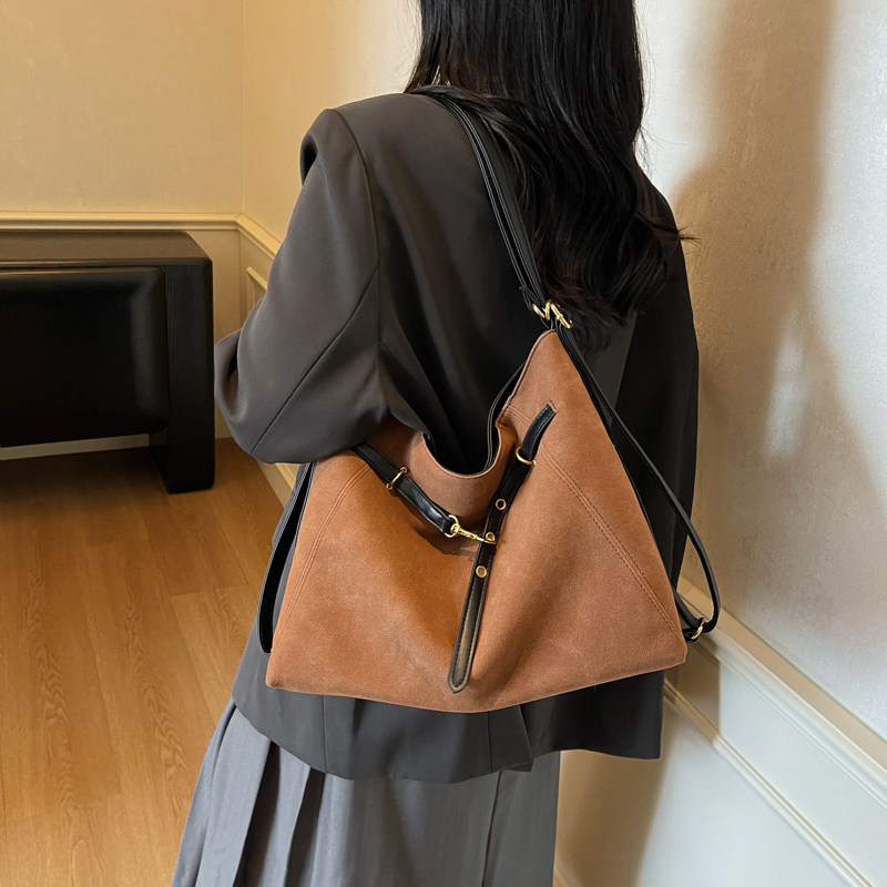 红鹮鸟包包女大容量2025秋冬休闲单肩斜挎通勤软PU双肩背包