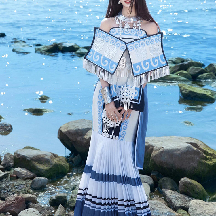 彝族纯手工刺绣抹胸长裙流苏肩搭