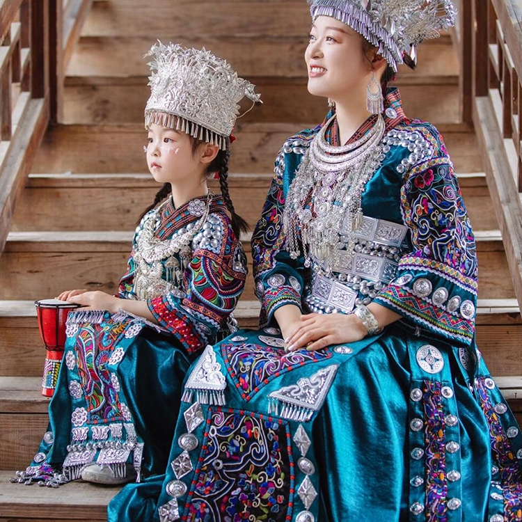 苗族盛装墨绿色刺绣苗家亲子服装
