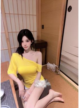 多巴胺黄色t恤打底衫露肩短袖性感莫代尔宽松显瘦斜肩不规则上衣