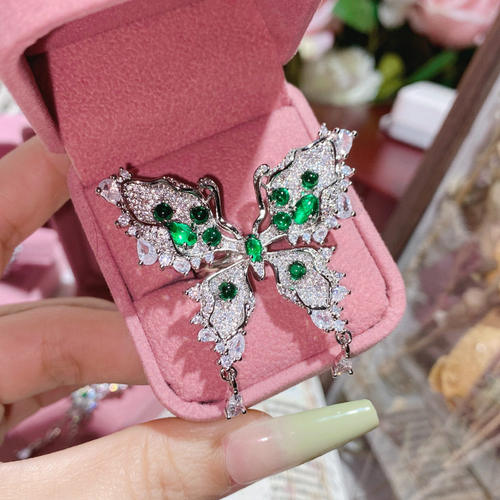 绿宝石蝴蝶奢华贵气精致项坠