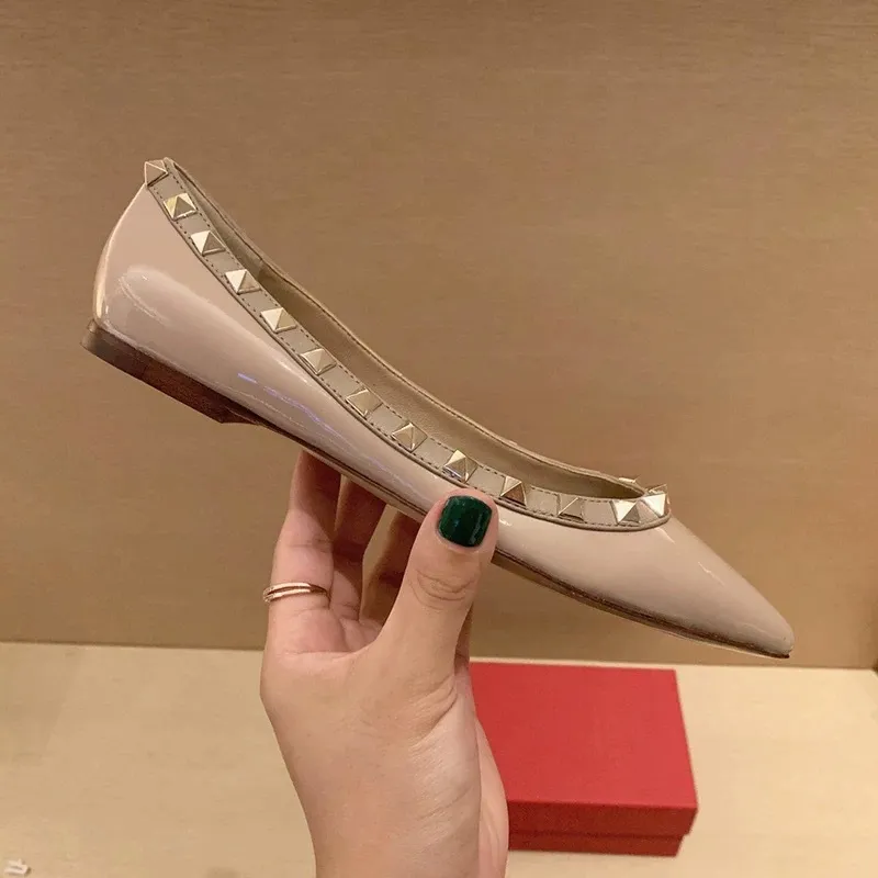 真皮法式气质尖头单鞋女浅口女士铆钉漆皮晚晚风温柔软底平底瓢鞋