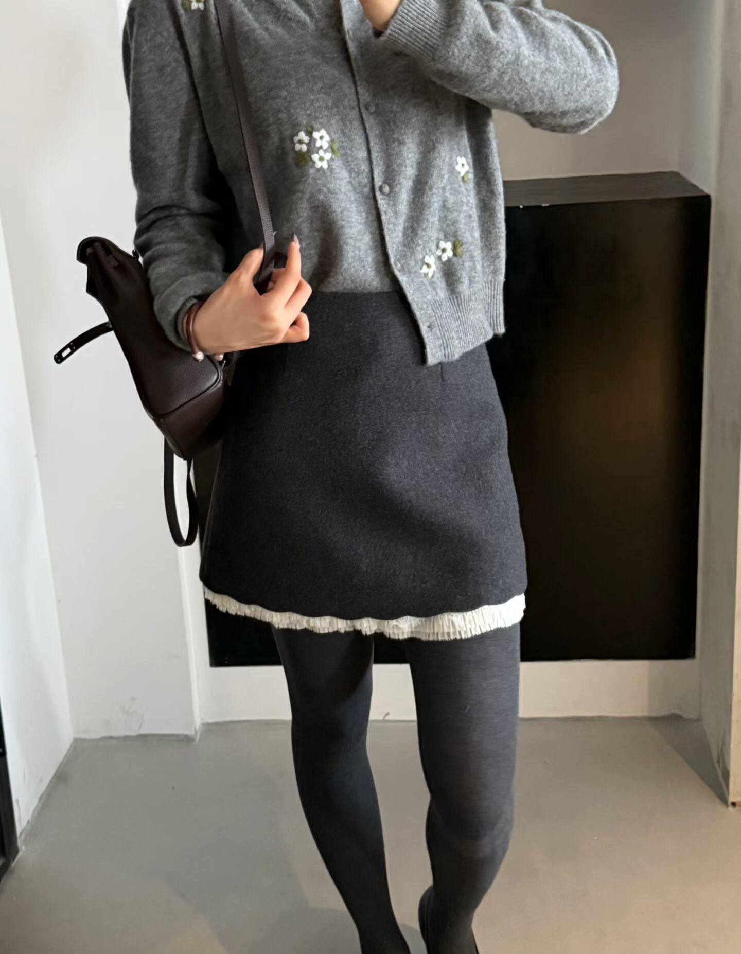 ISPRIN韩系2025冬新款高腰百搭显瘦毛呢设计感蕾丝花边A字半身裙