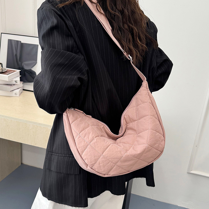 秋冬新款斜挎单肩菱格棉布饺子包简约休闲运动时尚女包大容量日韩