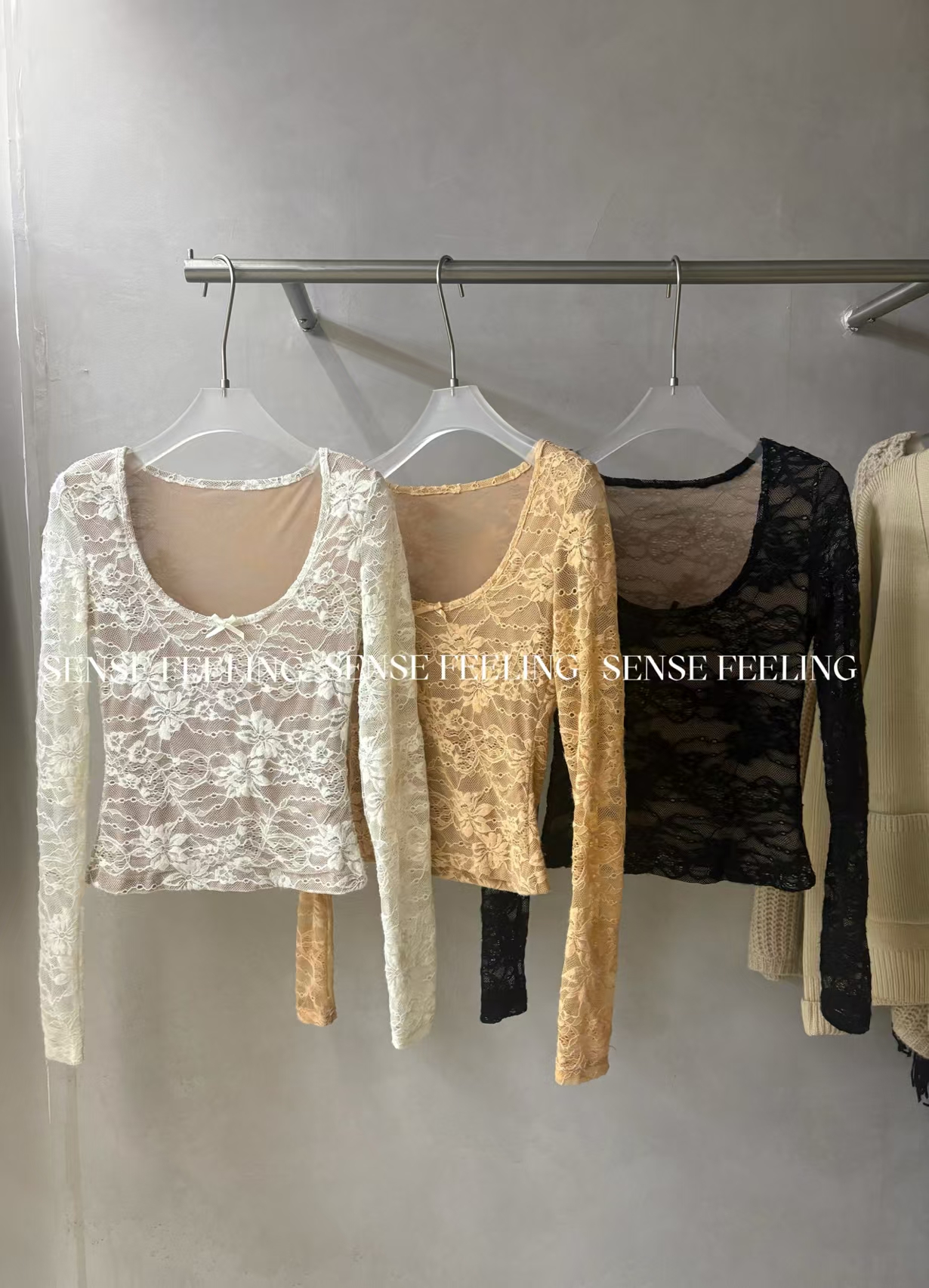 SENSE FEELING新款爆款蕾丝露肤蝴蝶结打底衫有内衬