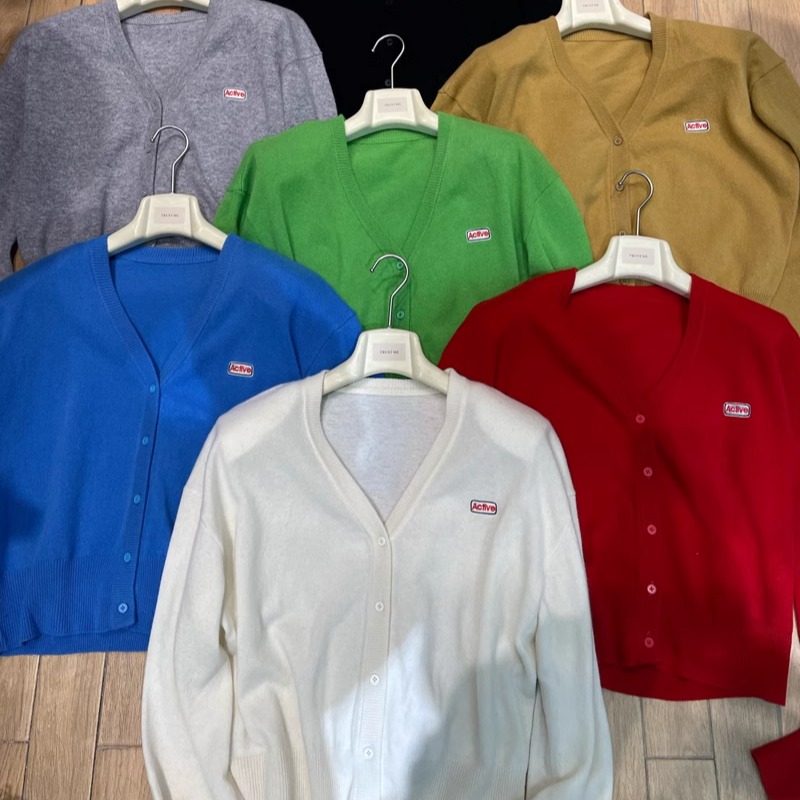 字母刺绣简约单排扣羊毛针织衫