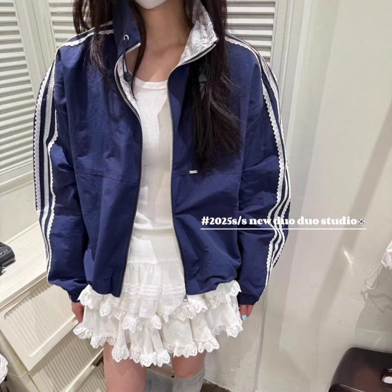 DUODUO 翻领蕾丝三杠边条短款风衣外套棒球服8033