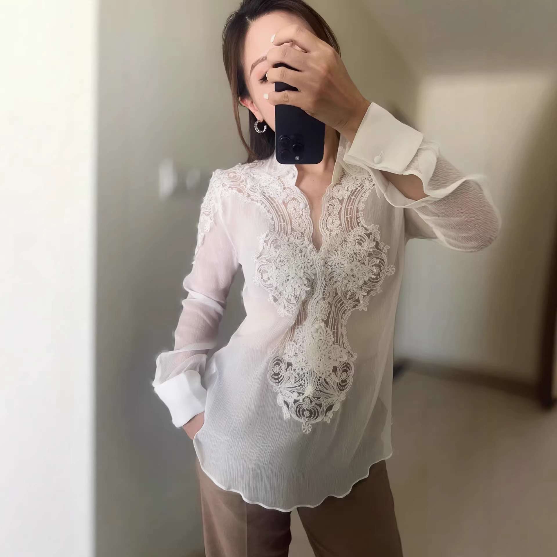 蕾丝之王拼桑蚕丝v领气质上衣跨境法式长袖蕾丝刺绣镂空小衫