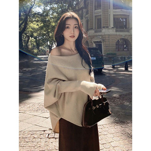 慵懒风蝙蝠袖针织衫女装秋季斜领露肩长袖上衣宽松不规则套头毛衣