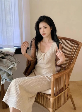 黑色v领针织吊带连衣裙女装新款设计感小众裙子高腰a字裙中长裙潮