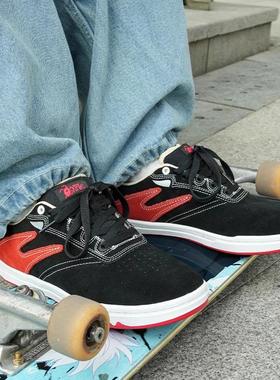 极路客蚁系列黑红色秋冬耐磨学生翻毛皮低帮减震专业面包滑板鞋