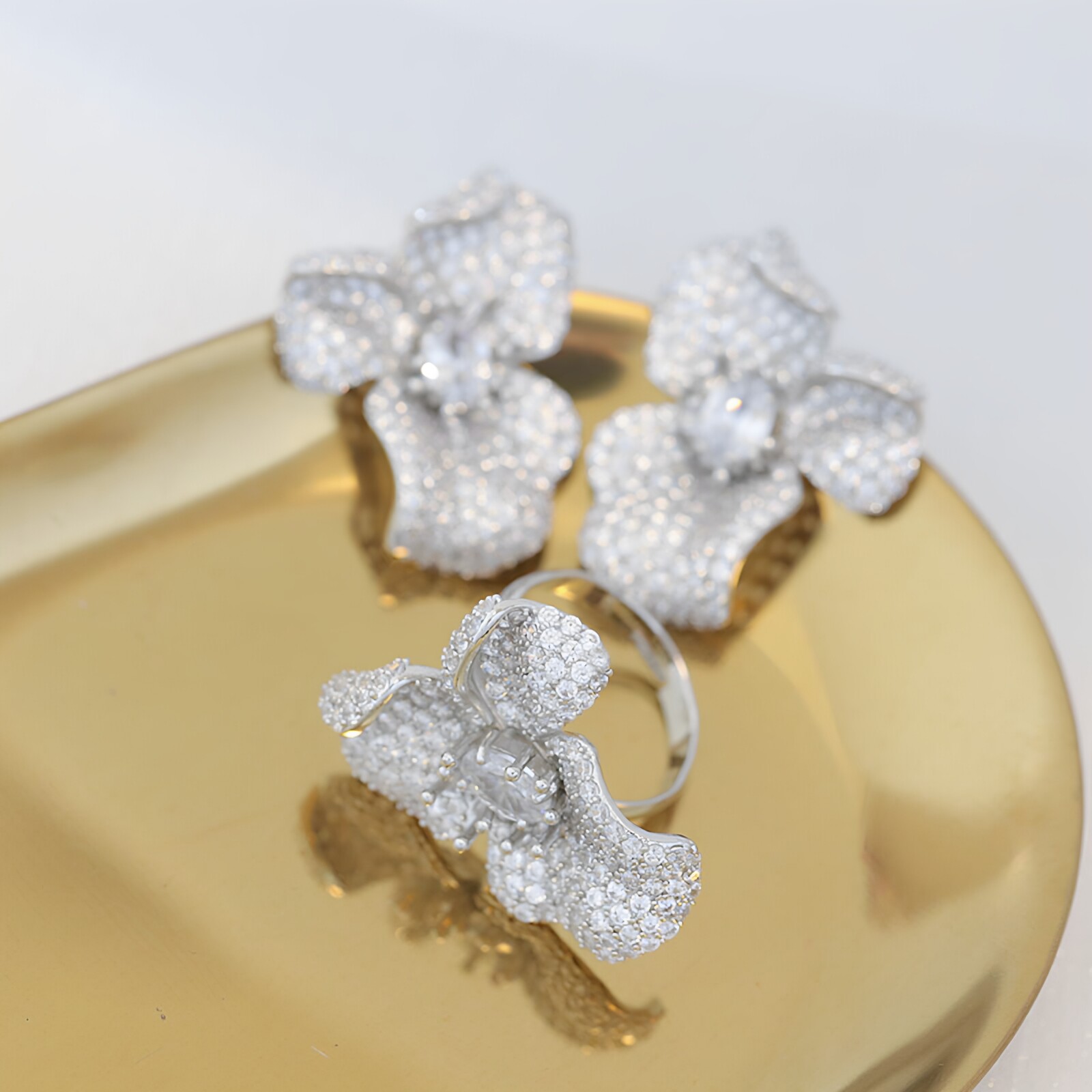 欧美新款时尚花卉蝴蝶戒指镶嵌锆石闪亮轻奢指环介子开口可调配饰