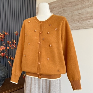 时尚洋气冬季圆领花朵加厚内搭上衣中老年女士一体绒保暖百搭毛衣