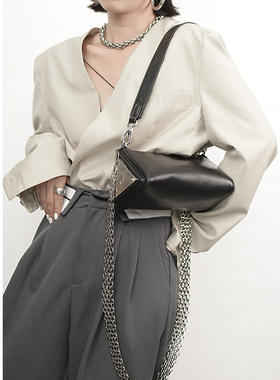 IUBALLET2024秋冬新品黑色手提斜挎单肩时尚潮流三角包牛皮小包包