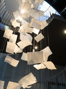 复式楼梯吊灯loft旋转楼梯灯纸片灯会所酒店大堂灯售楼部灯具定制