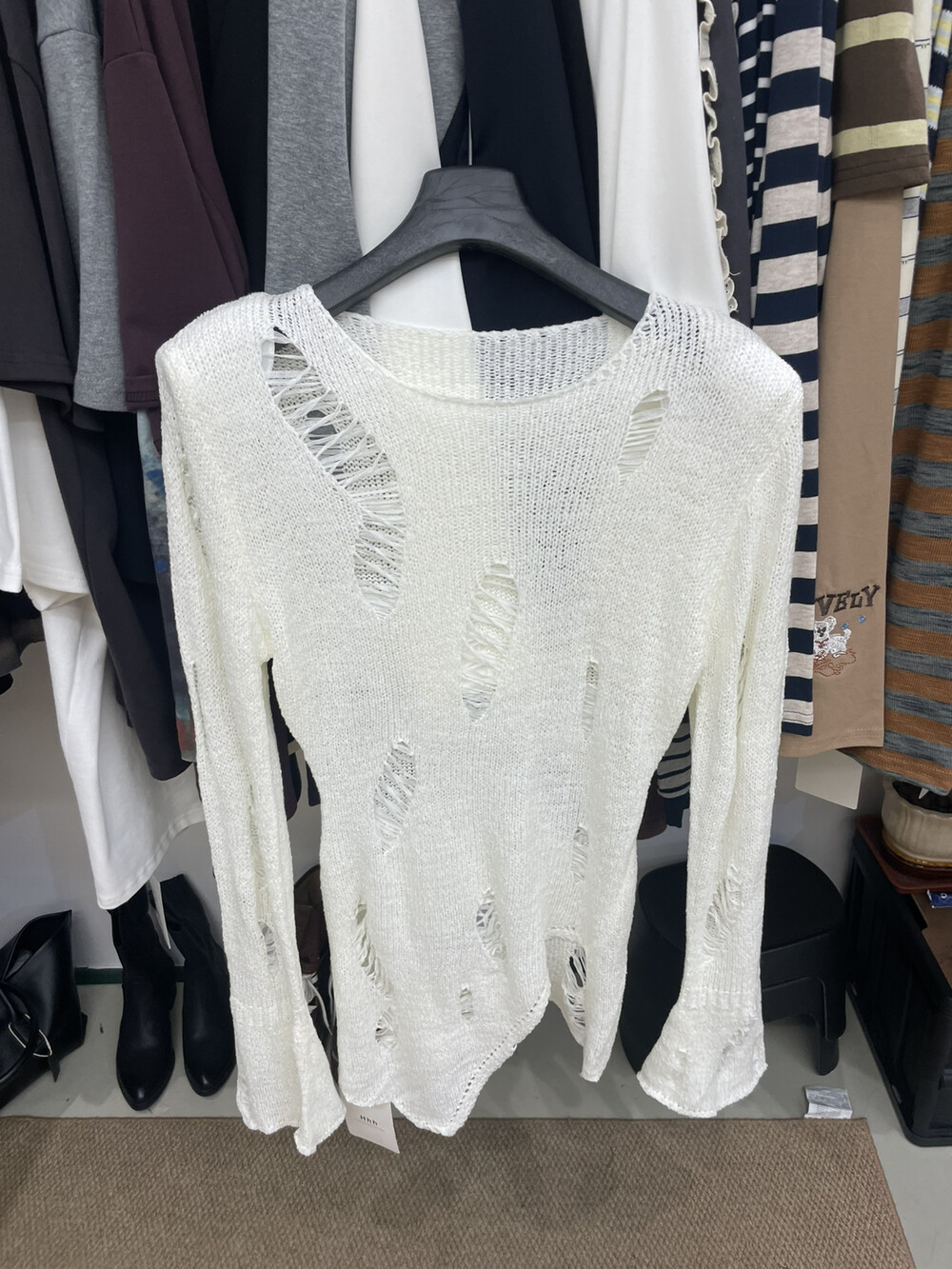 Hhh 2025年秋季新款韩版设计感镂空破洞长袖不规则针织衫上衣女