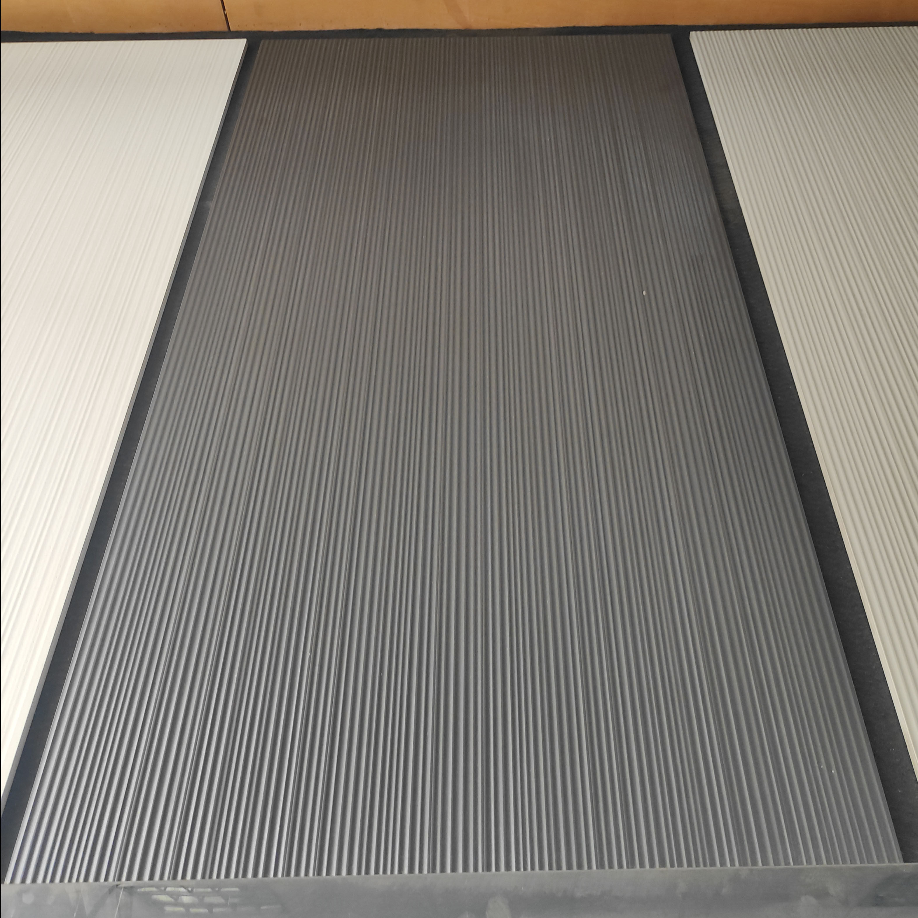 通体全瓷白色灰色纯黑拉槽砖600X1200浴室澡堂防滑砖凹凸条纹瓷砖