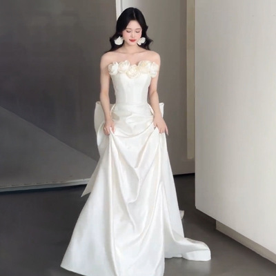 法式抹胸轻婚纱新娘简约缎面出门纱2026新款小拖尾白色迎宾礼服裙