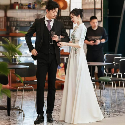 中式主持人演出服2025新款冬装香槟色伴娘裙晚礼服简单大气长款女