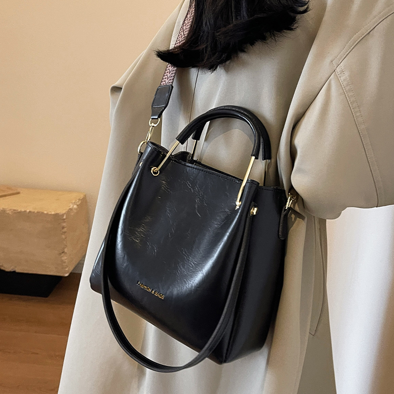 今年流行的包包女式2025新款美拉德单肩包手提包高级感斜挎水桶包