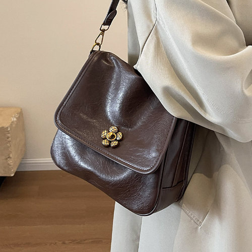 时尚单肩简约斜跨休闲通勤水桶包