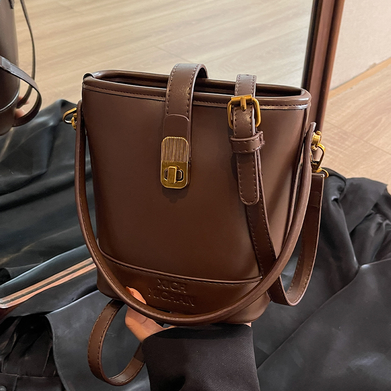 潮流时尚洋气手提斜挎休闲水桶包