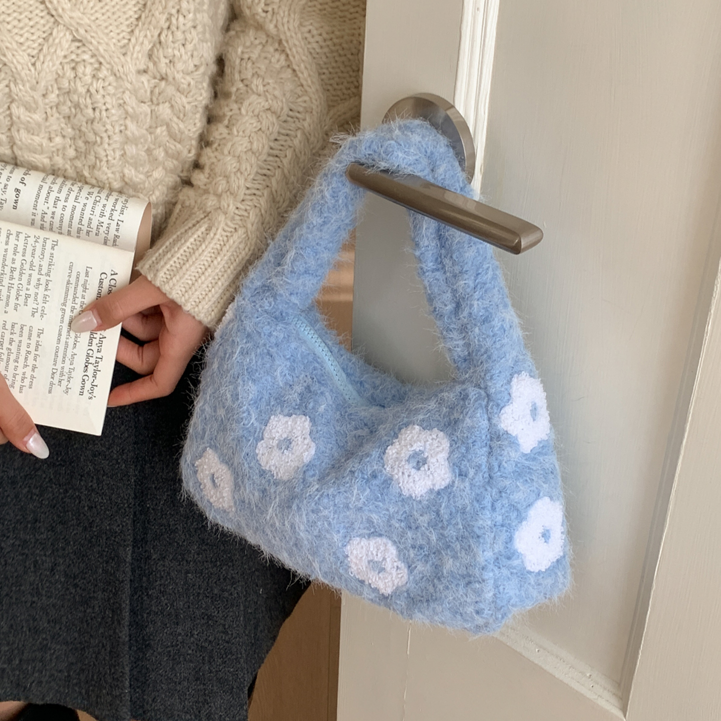 2025新款韩系复古花朵刺绣毛绒包