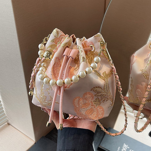 时尚单肩简约斜跨休闲通勤水桶包