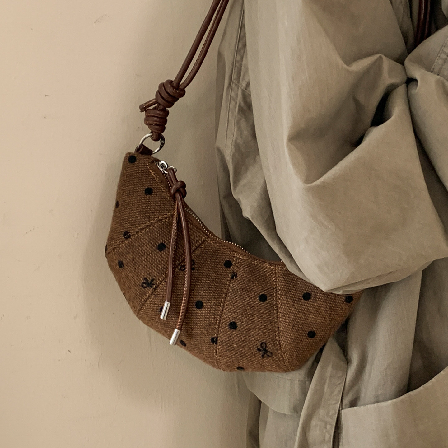 新款时尚月牙印花饺子斜挎腋下包