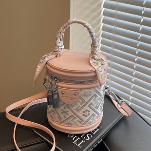 小众超火上班手拎包包女款2026新款潮水桶包高级感单肩斜挎手机包