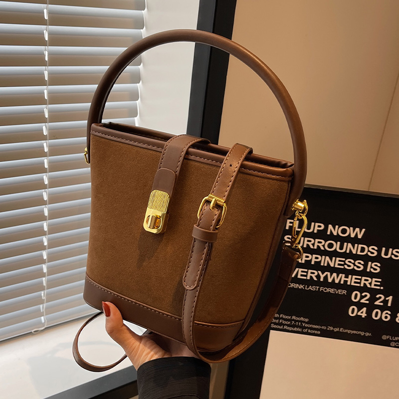 手拎包美拉德单肩斜挎水桶包