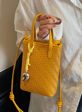 小众包包女式2025新款潮流行银色水桶包手拎包通勤单肩斜挎手机包