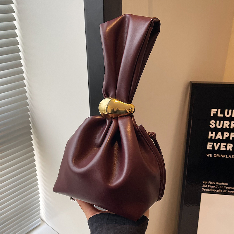 小众设计包包女式2025新款潮夏季高级感复古流行超火手拎包水桶包