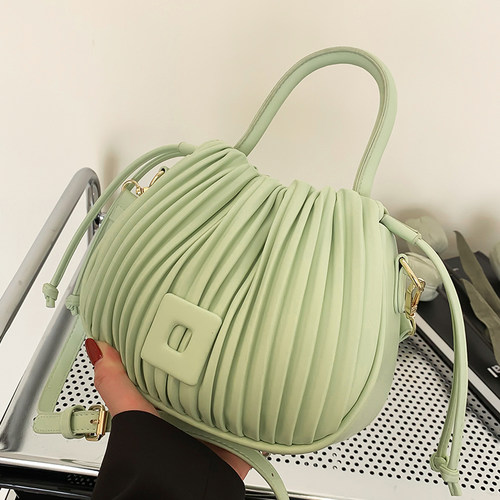 时尚单肩简约斜挎休闲通勤水桶包