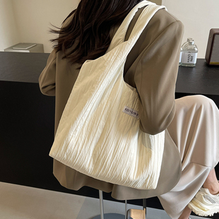 休闲包包女式 流行单肩包大容量轻便上课通勤包托特包 2025新款 时尚
