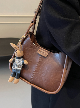 高级感美拉德包包女2025年春夏流行复古单肩腋下包通勤斜挎水桶包