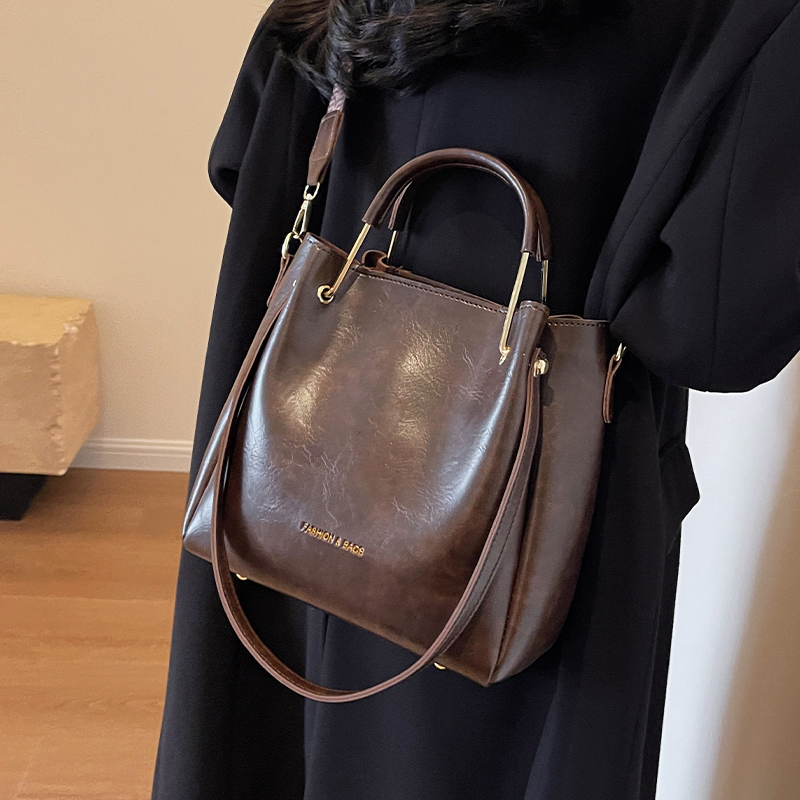 复古时尚百搭通勤水桶包