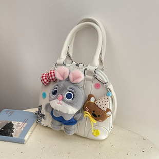 可爱玩偶包包女款2026新款潮春季时尚超火小众通勤单肩斜挎贝壳包