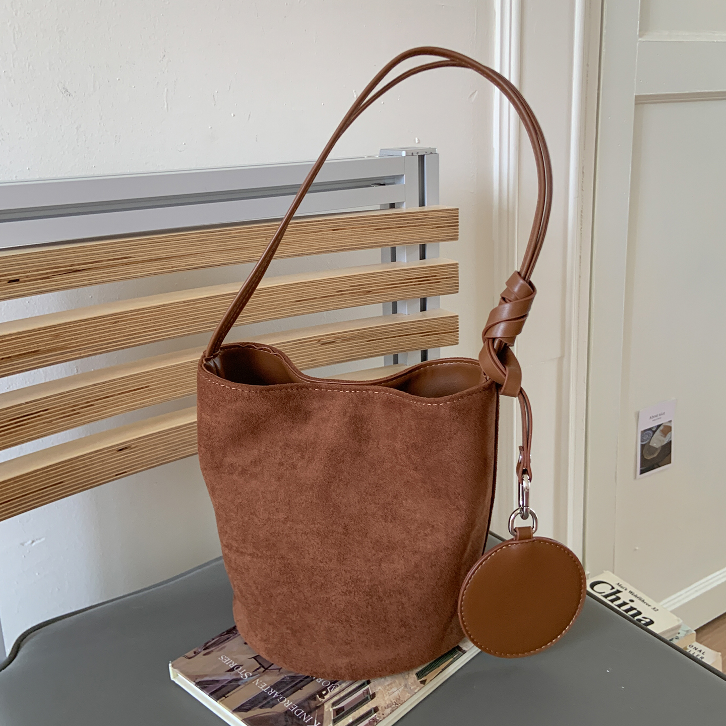 高级感包包女式2025新款潮流行单肩包小众水桶包复古麂皮绒腋下包