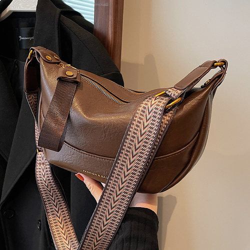 运动单肩包上课通勤百搭饺子包女