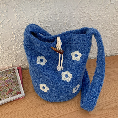 2025新款小众韩版毛绒花朵刺绣包