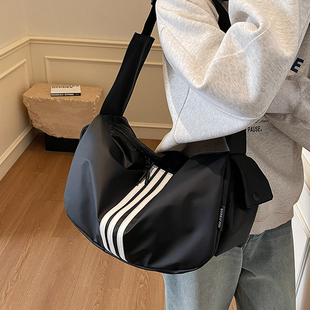 黑色包包女式 潮流行休闲百搭单肩包大容量上课通勤斜挎包 2026新款