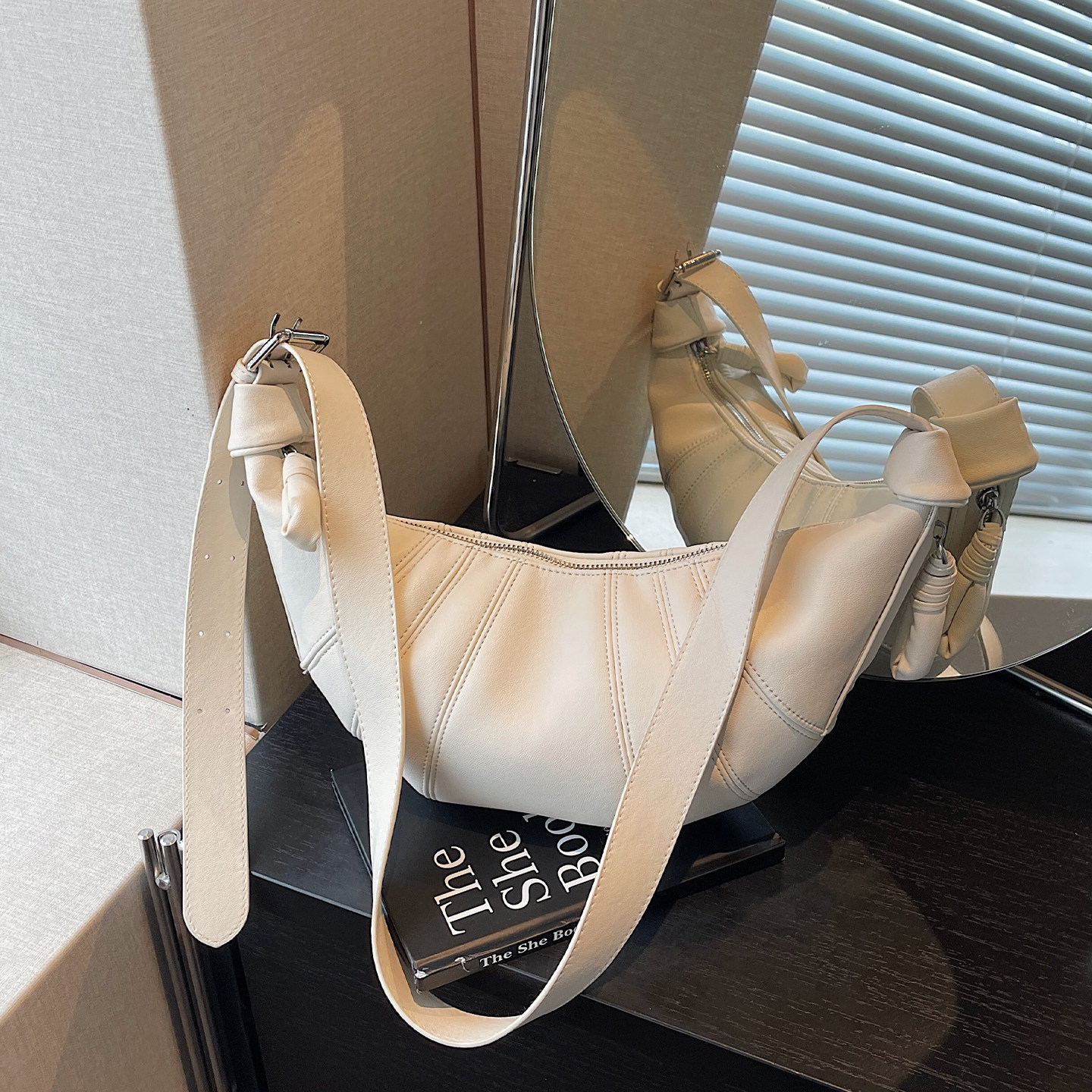 小众超火包包女款2026新款潮春夏高级感流行精致单肩包斜挎牛角包