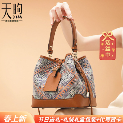 专柜中国风时尚非遗水桶包妈妈包